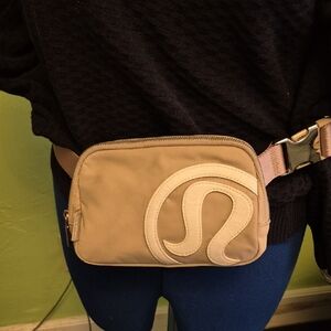 Lulu Lemon Everywhere (#1622) L.7.5"xH.5" D.x2".EC. HandsFree Belted Adj. Sz.bag